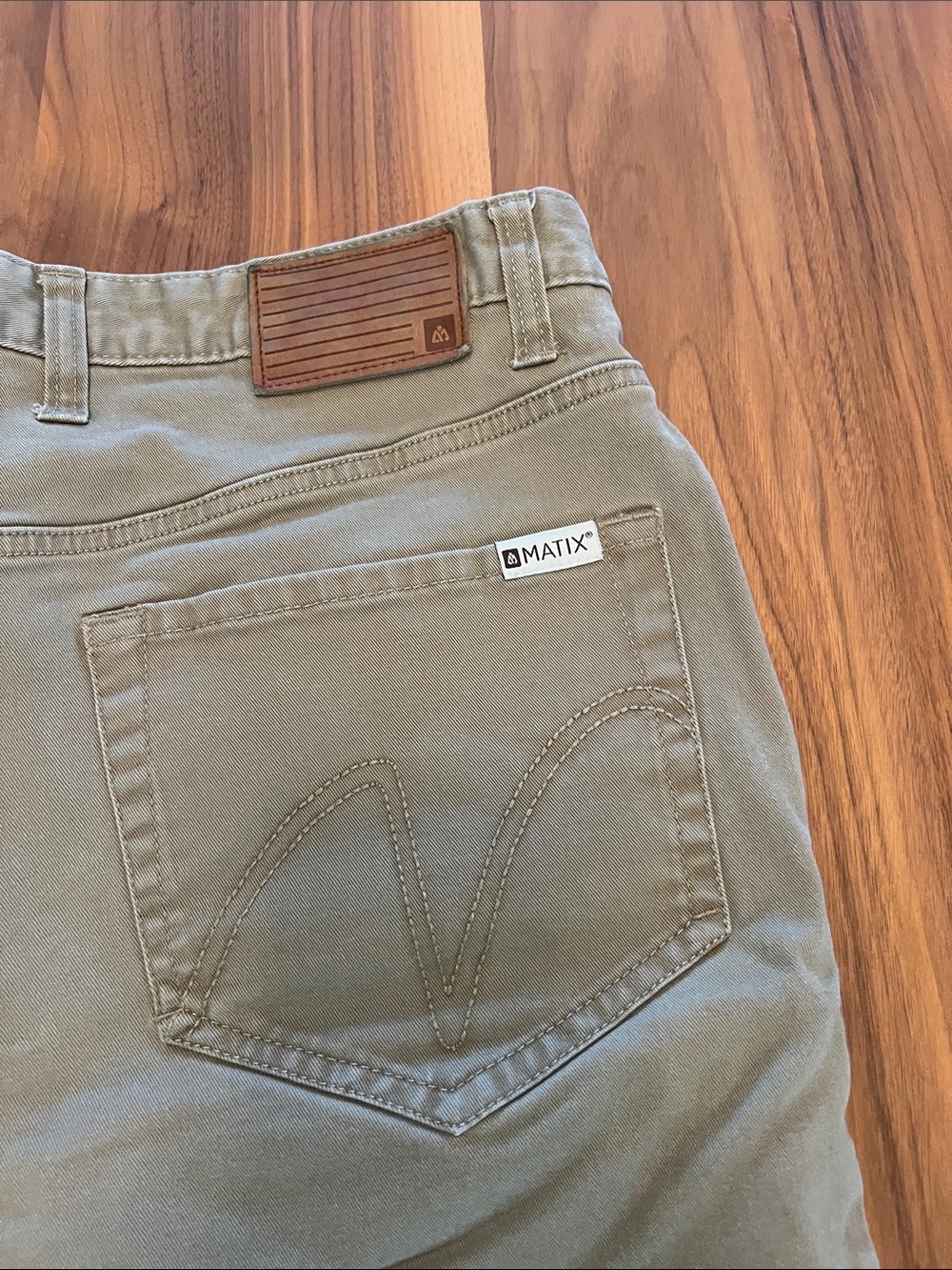 Men's Casual MATIX Khaki Shorts, size 32. - Picture 5 of 6